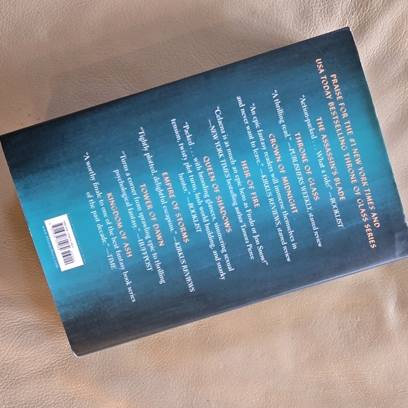 The Assassin's Blade Book First in Throne of Glass Series - Picture 2 of 4